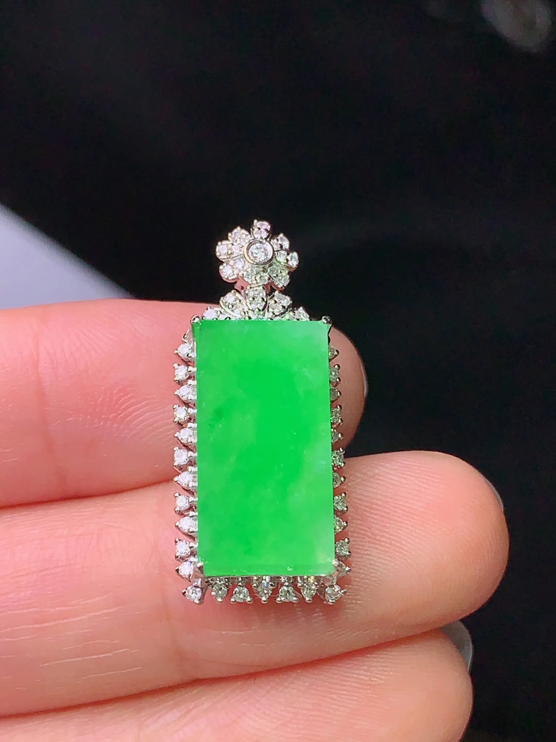 18k金钻镶嵌翠绿无事牌吊坠 玉质细腻 水润亮眼 色泽艳丽 整体尺寸28.2*11.8*6.8