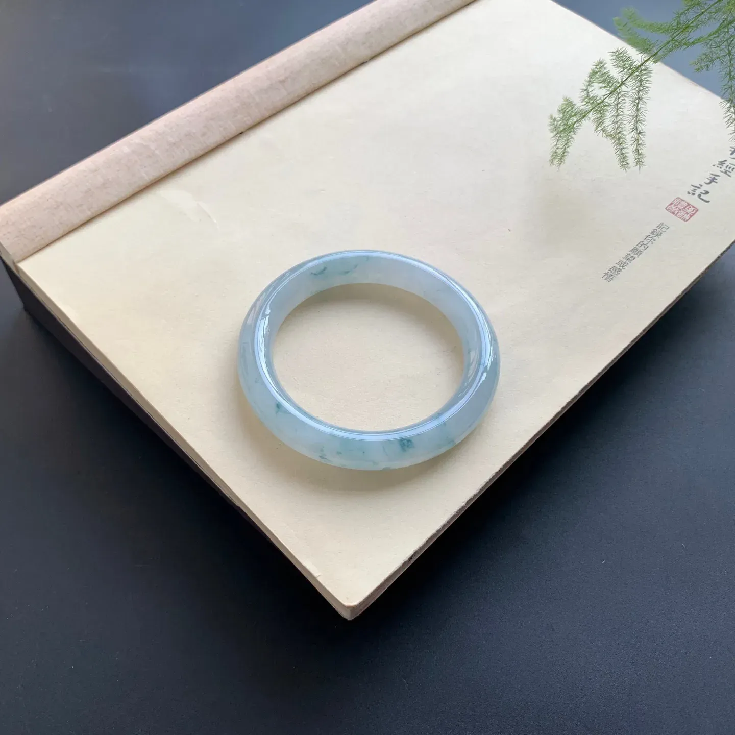 57.8圈口冰飘花圆条手镯 尺寸：57.8-11-10.6，无纹裂，水润饱满，花色灵动