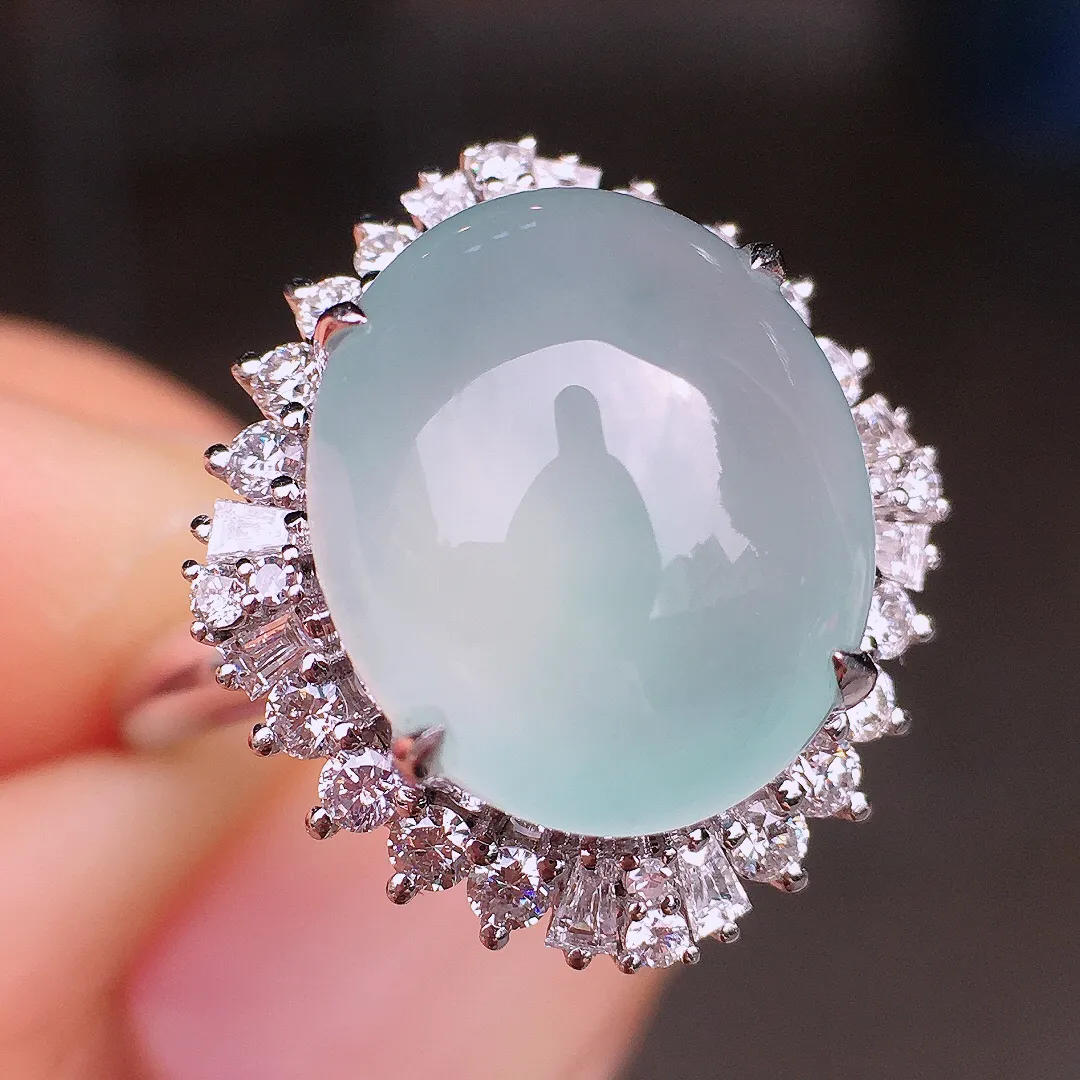 冰种蛋面戒指，玉质细腻，荧光感超
强，饱满圆润，尽显优雅气质，18k
金豪华镶嵌