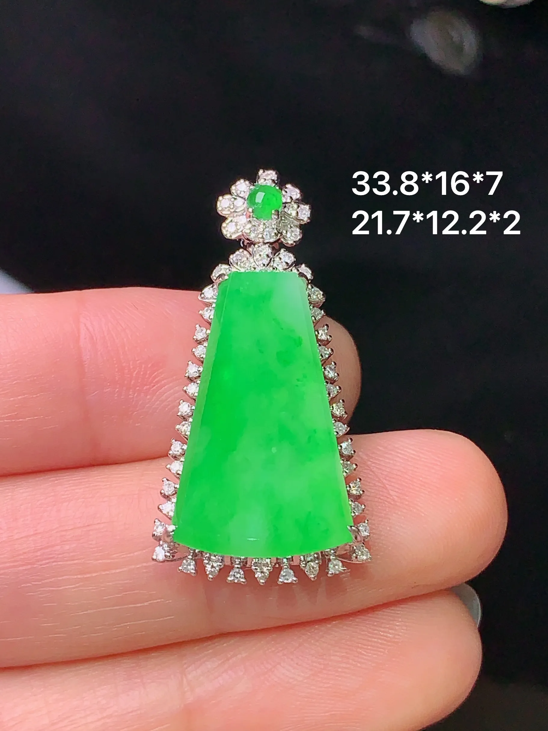 18k金钻镶嵌翠绿无事牌吊坠 玉质细腻 水润亮眼 色泽艳丽 整体尺寸33.8*16*7