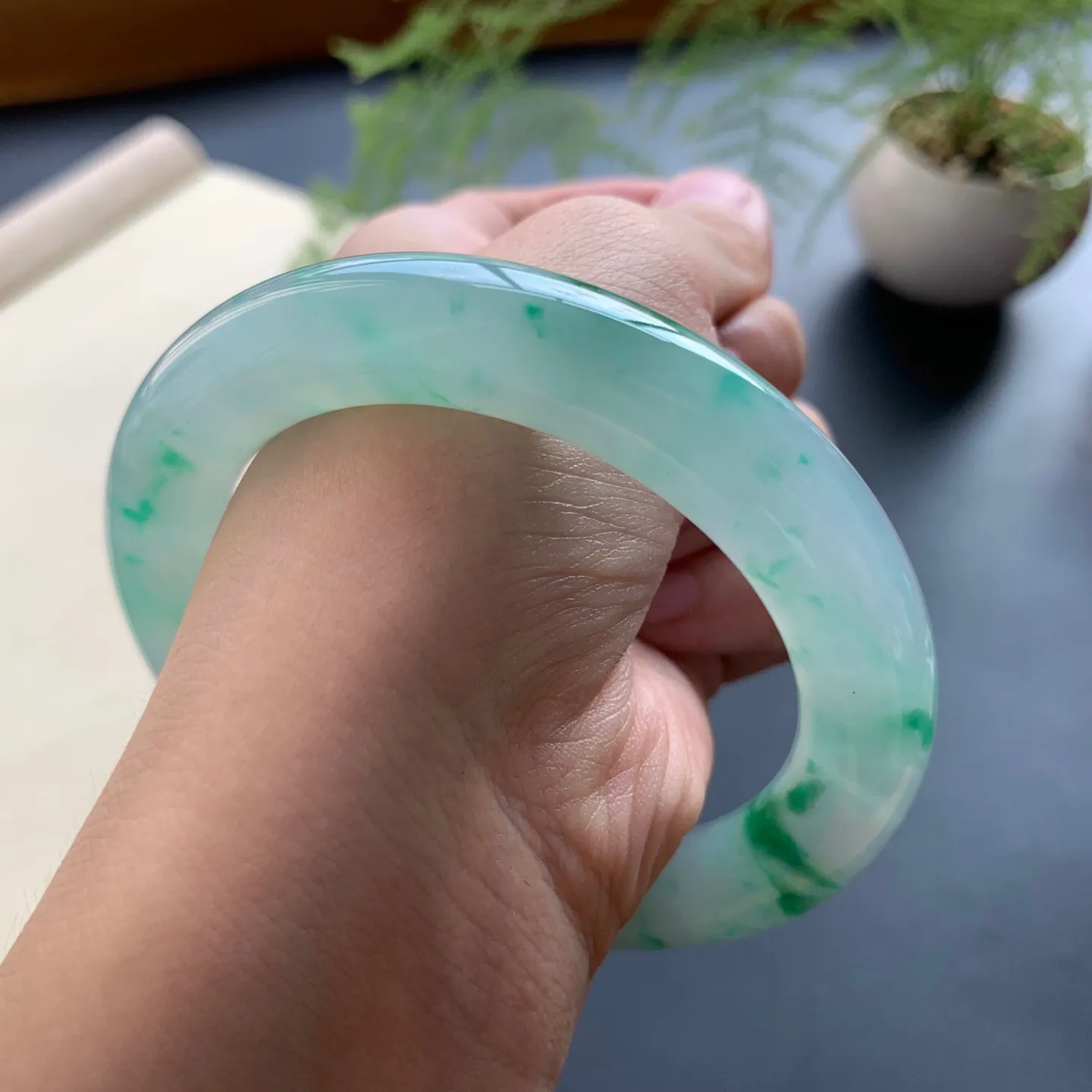 57圈口冰飘绿圆条手镯 尺寸：57-11.6-11.3，色泽靓丽，水润起胶