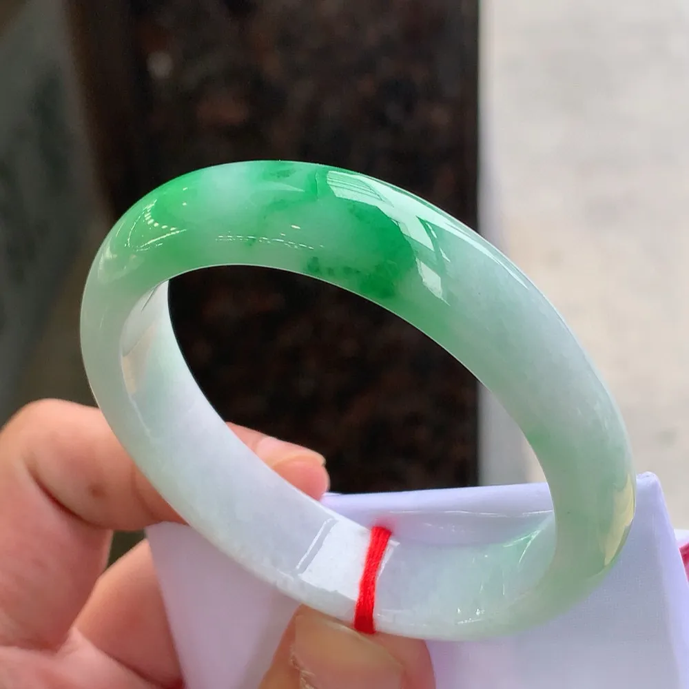 贵妃冰糯阳绿 无瑕 尺寸:54.1/45/13.4/7.4 色好