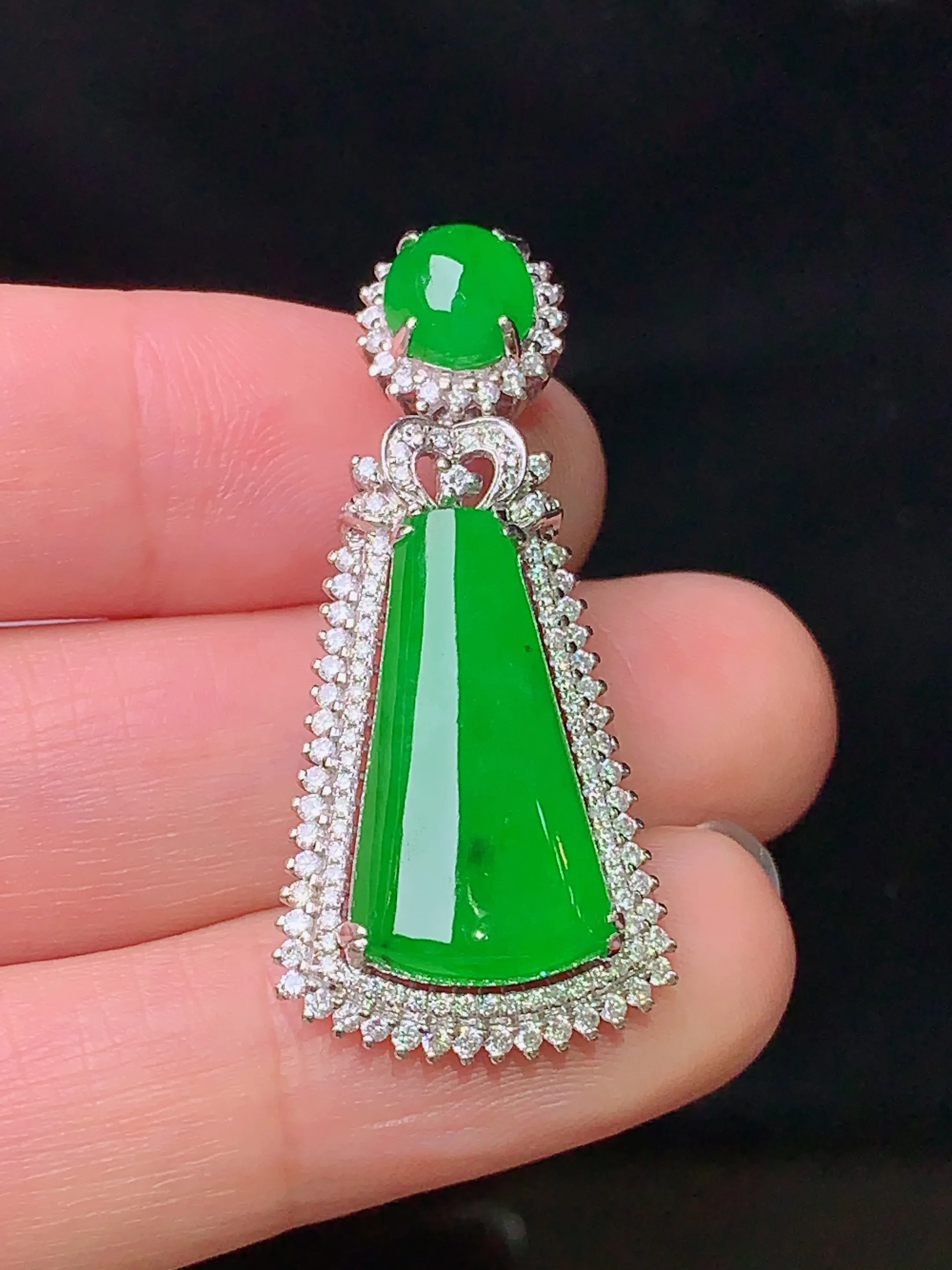 18k金钻镶嵌满绿玉柱吊坠 玉质细腻 水润亮眼 色泽艳丽 整体尺寸37*16.8*8.3