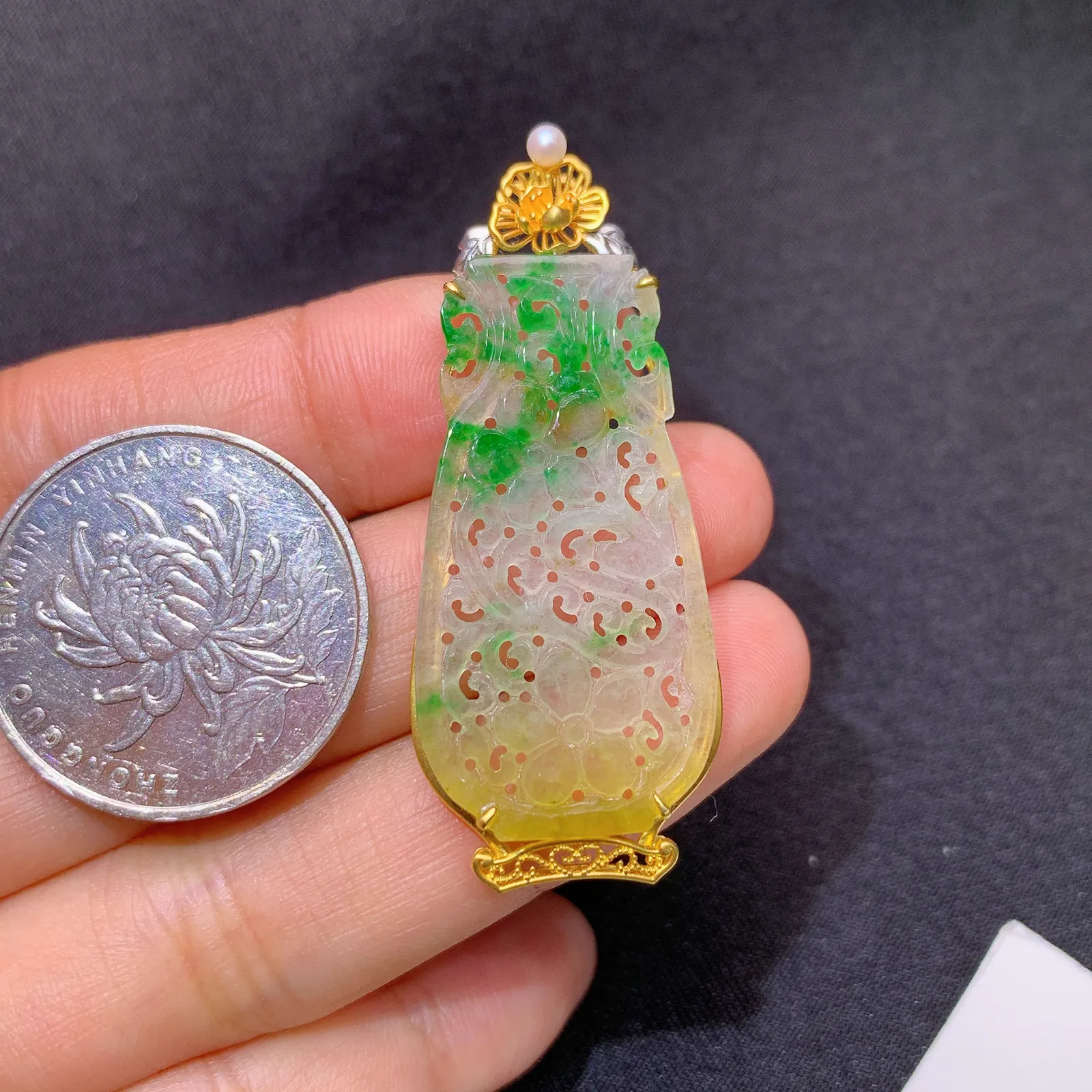 冰黄绿花瓶吊坠，18k金镶嵌，冰润鲜艳，种水足 尺寸47.7*19.5*3.7