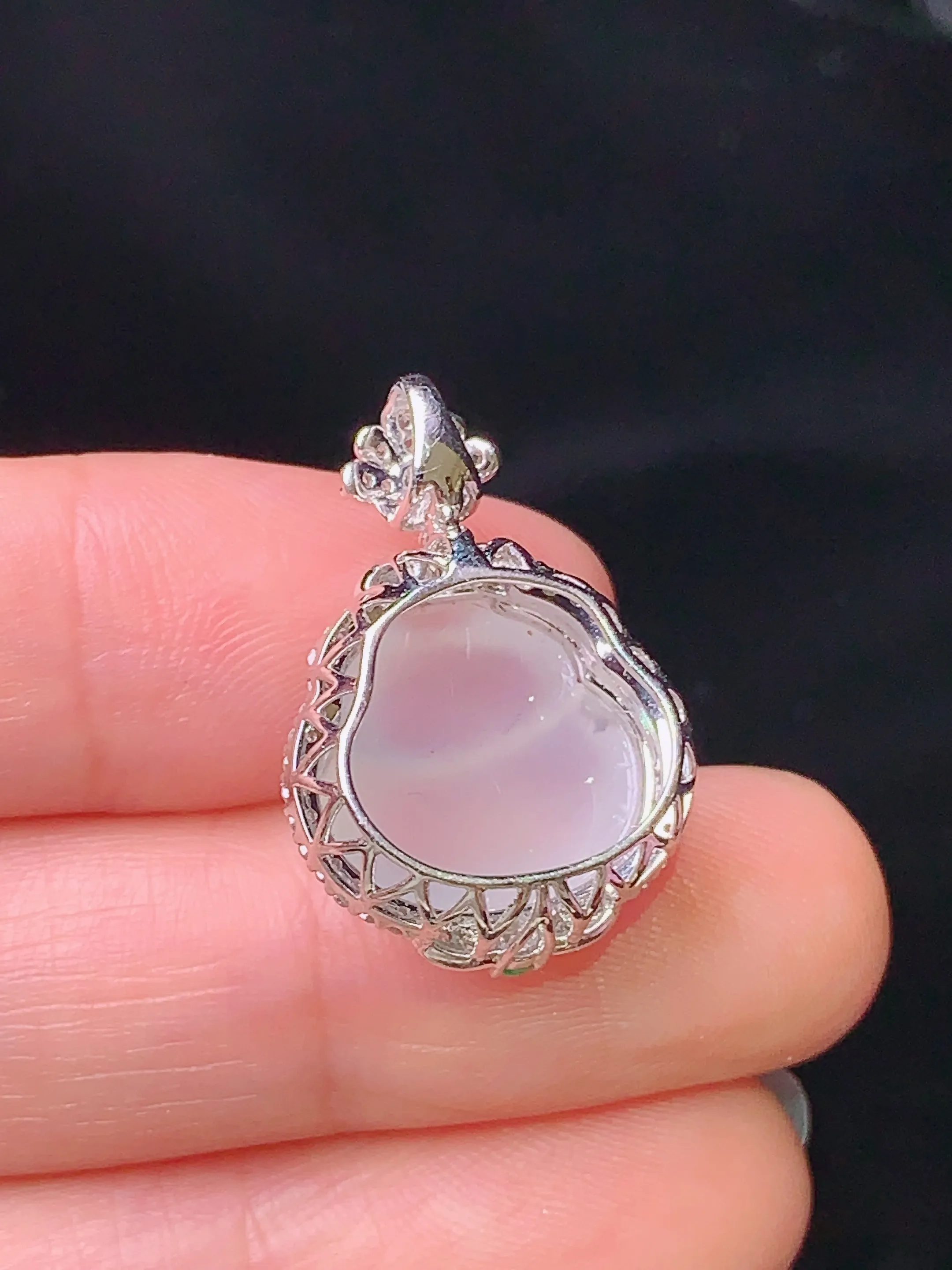 18k金钻镶嵌冰种葫芦吊坠 玉质细腻 水润亮眼 色泽艳丽 整体尺寸23.3*16*10.3