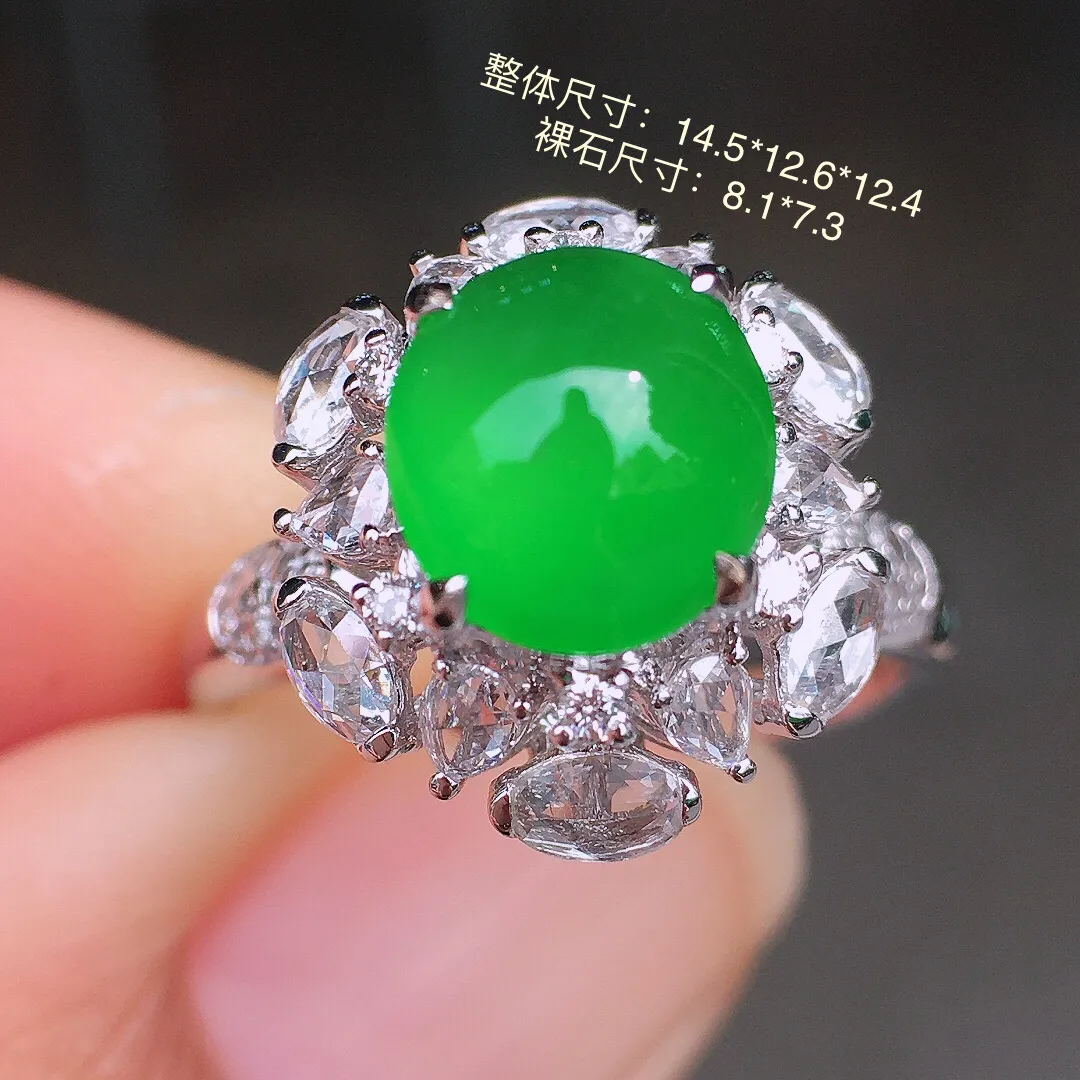阳绿蛋面戒指，色泽均匀艳丽，玉质细腻，荧光感超
强，饱满圆润，尽显优雅气质，18k
金豪华镶嵌