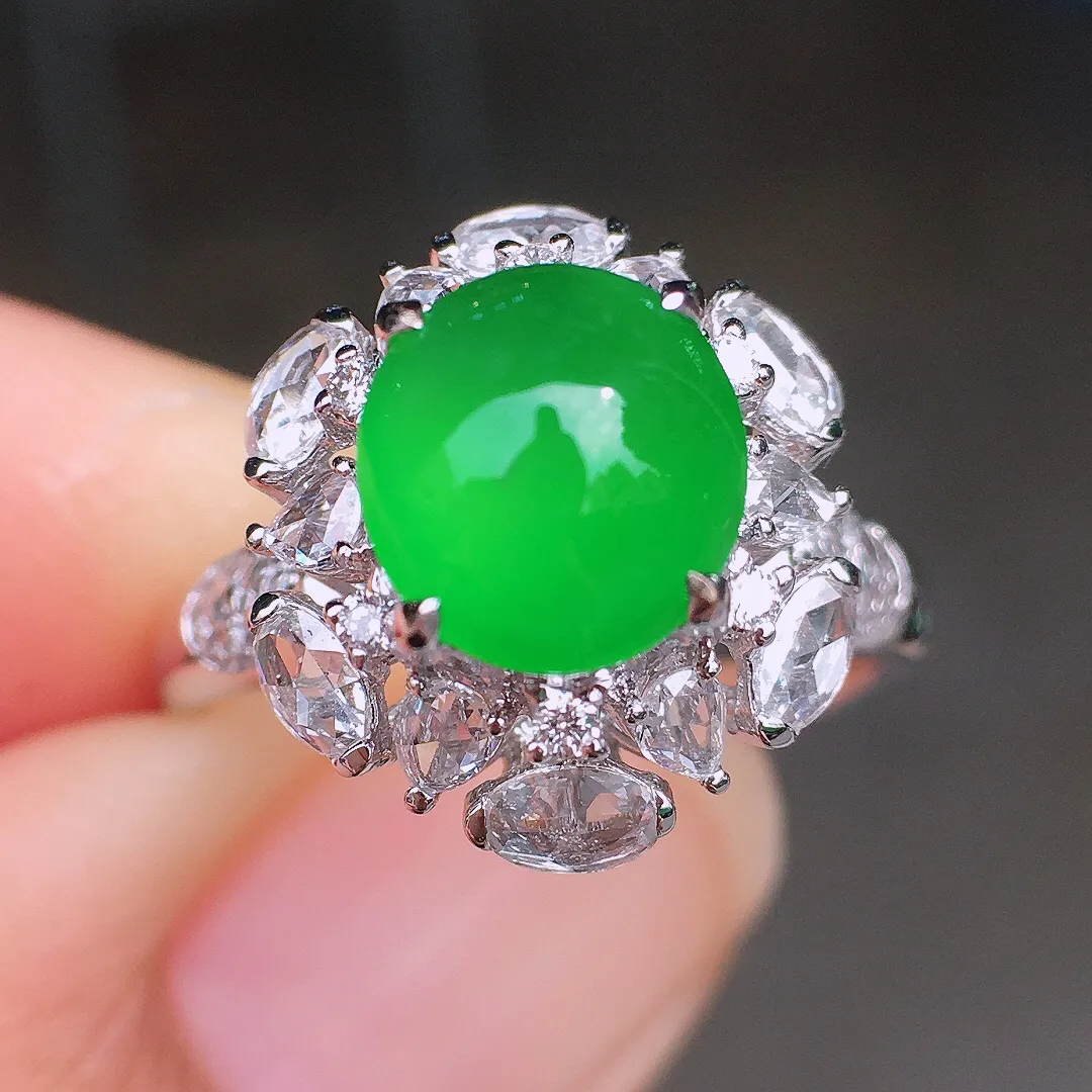 阳绿蛋面戒指，色泽均匀艳丽，玉质细腻，荧光感超
强，饱满圆润，尽显优雅气质，18k
金豪华镶嵌