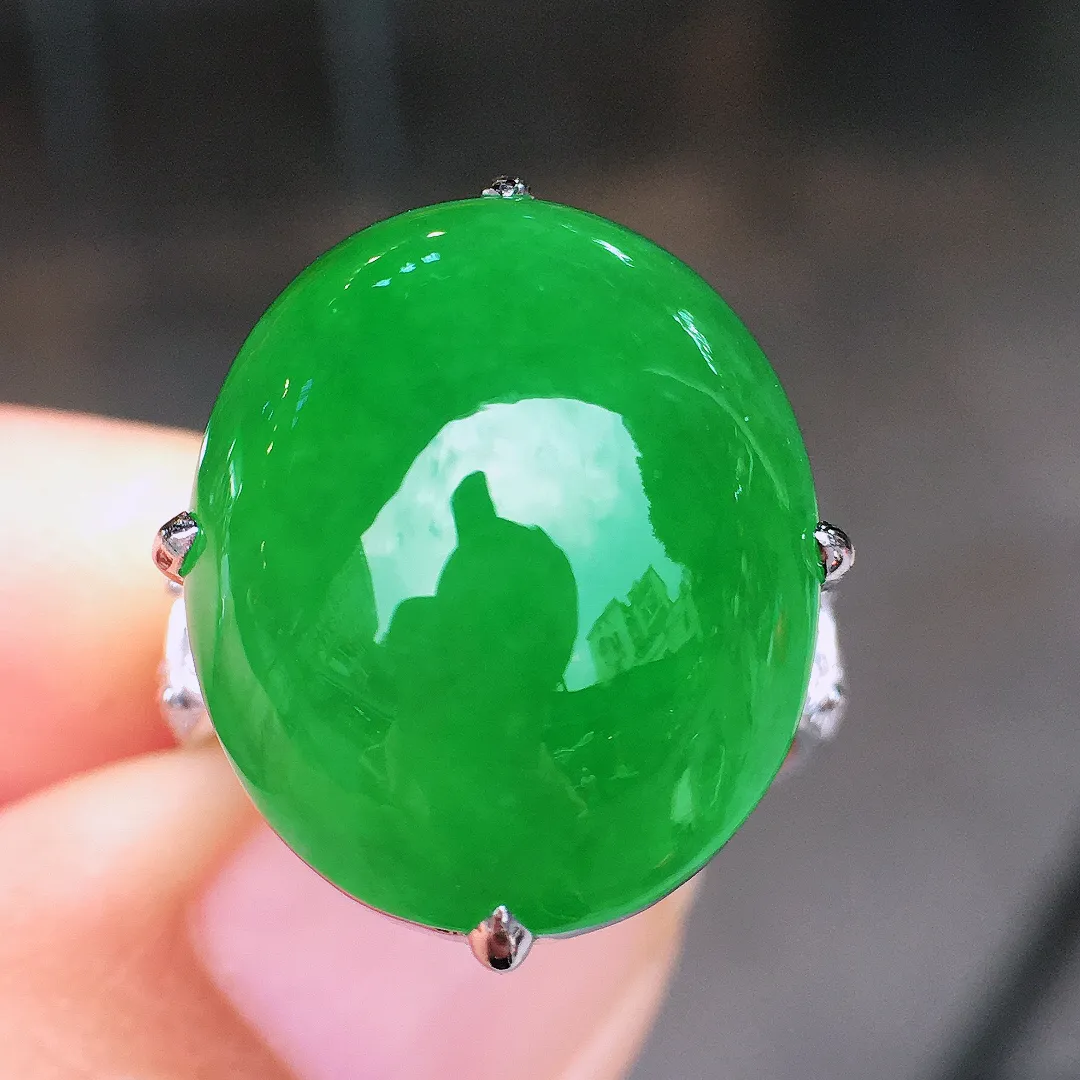 阳绿蛋面戒指，色泽均匀艳丽，玉质细腻，荧光感超
强，饱满圆润，简单大方，尽显优雅气质，18k
金豪华