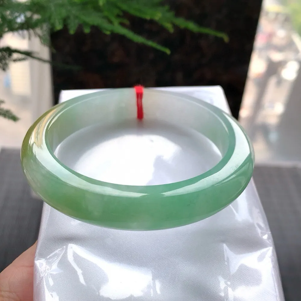 正圈冰黄加绿 无瑕 尺寸:63.1/12.6/9.9 种色兼备 大圈口