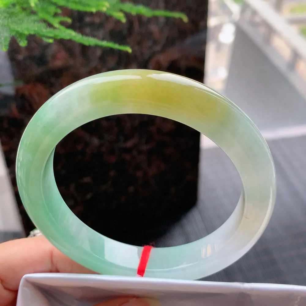 正圈冰黄加绿 无瑕 尺寸:63.1/12.6/9.9 种色兼备 大圈口