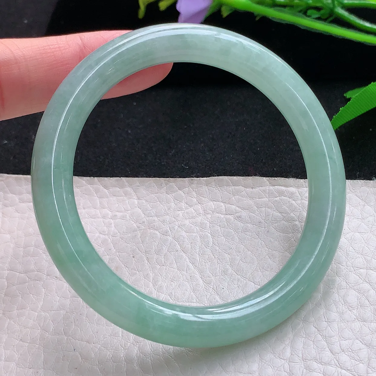 hy自然光57.5*8.7*8.9美人镯 天然缅甸翡翠浅绿水润圆条珠宝玉手镯