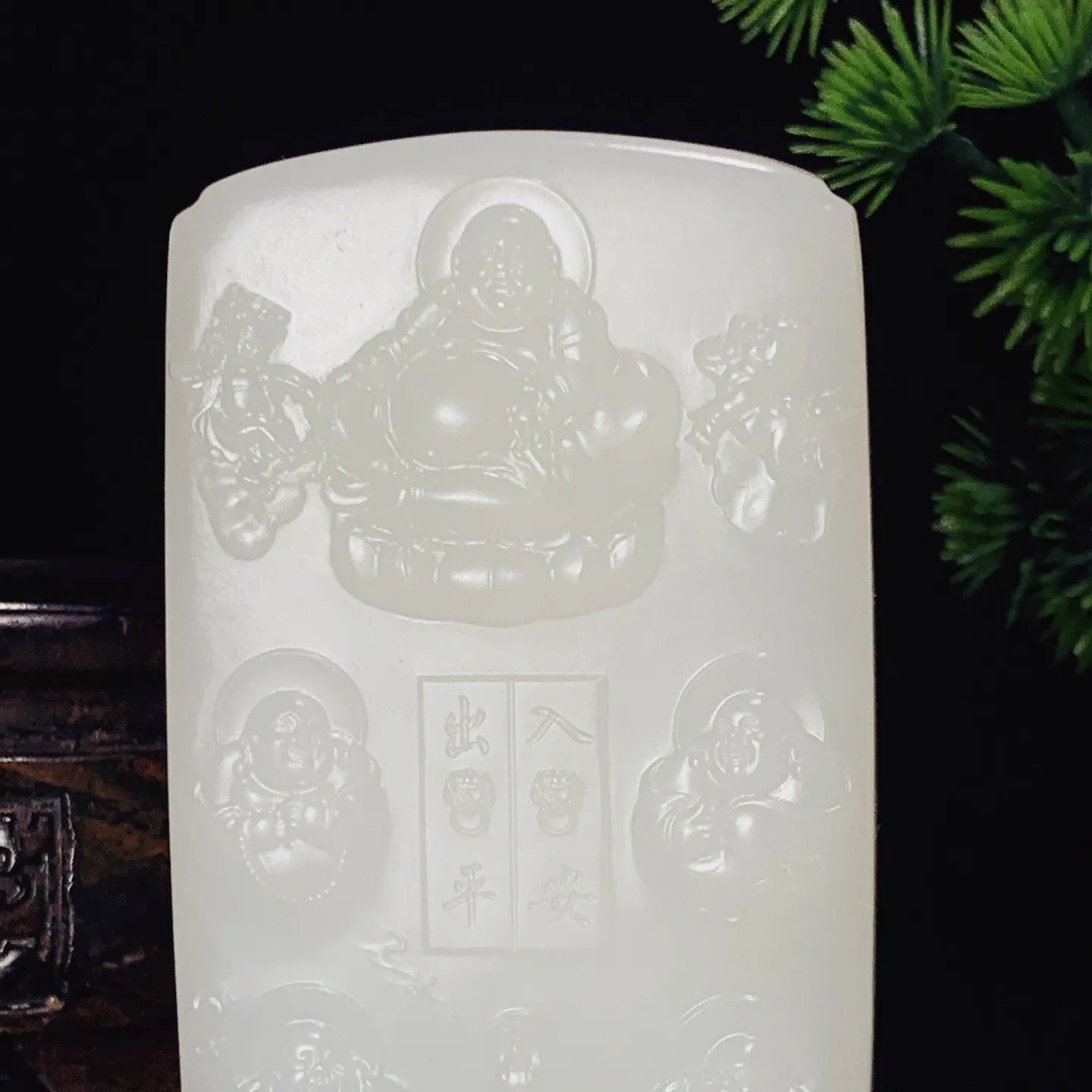 新疆和田玉羊脂白玉五方佛手把牌。尺寸90/55/17重213克 白度一级。无裂无杂 玉质细腻油润 底色纯净 脂粉好，品质好。lt251027