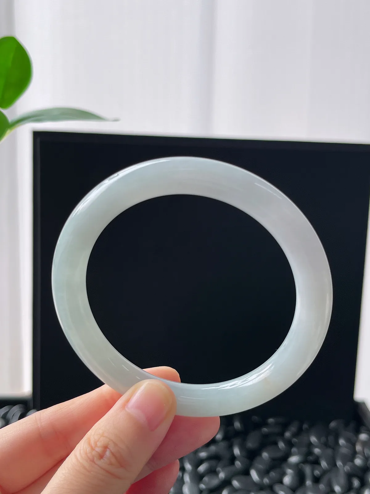 圆镯57.8圈口，翡翠糯化种淡蓝色手镯