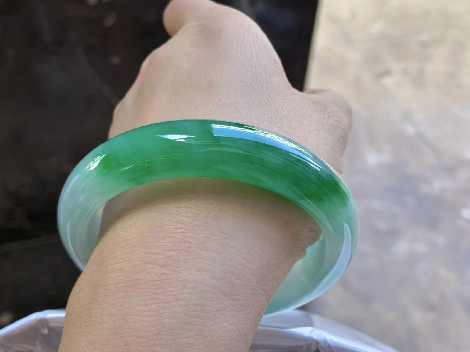 59-14-8.8

浓绿色手镯^_^颜色鲜艳 玉质温润