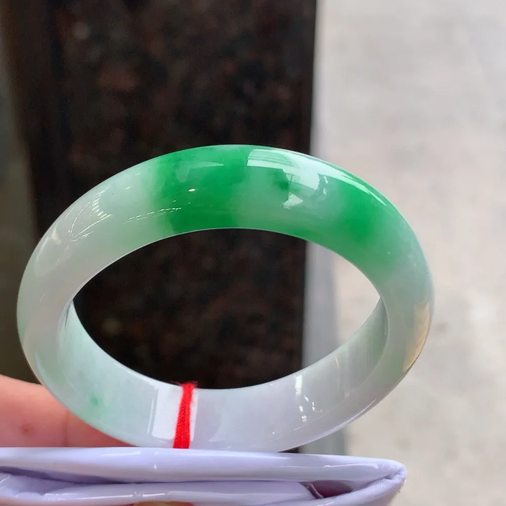 贵妃冰糯阳绿 无瑕 尺寸:54.1/45/13.4/7.4 色好