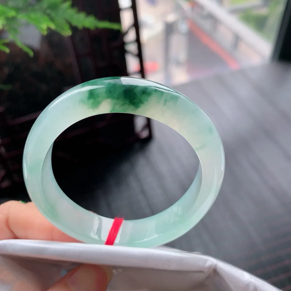 贵妃高冰飘花 无瑕 尺寸:56.1/49.1/11.9/7.4  花美 种水好