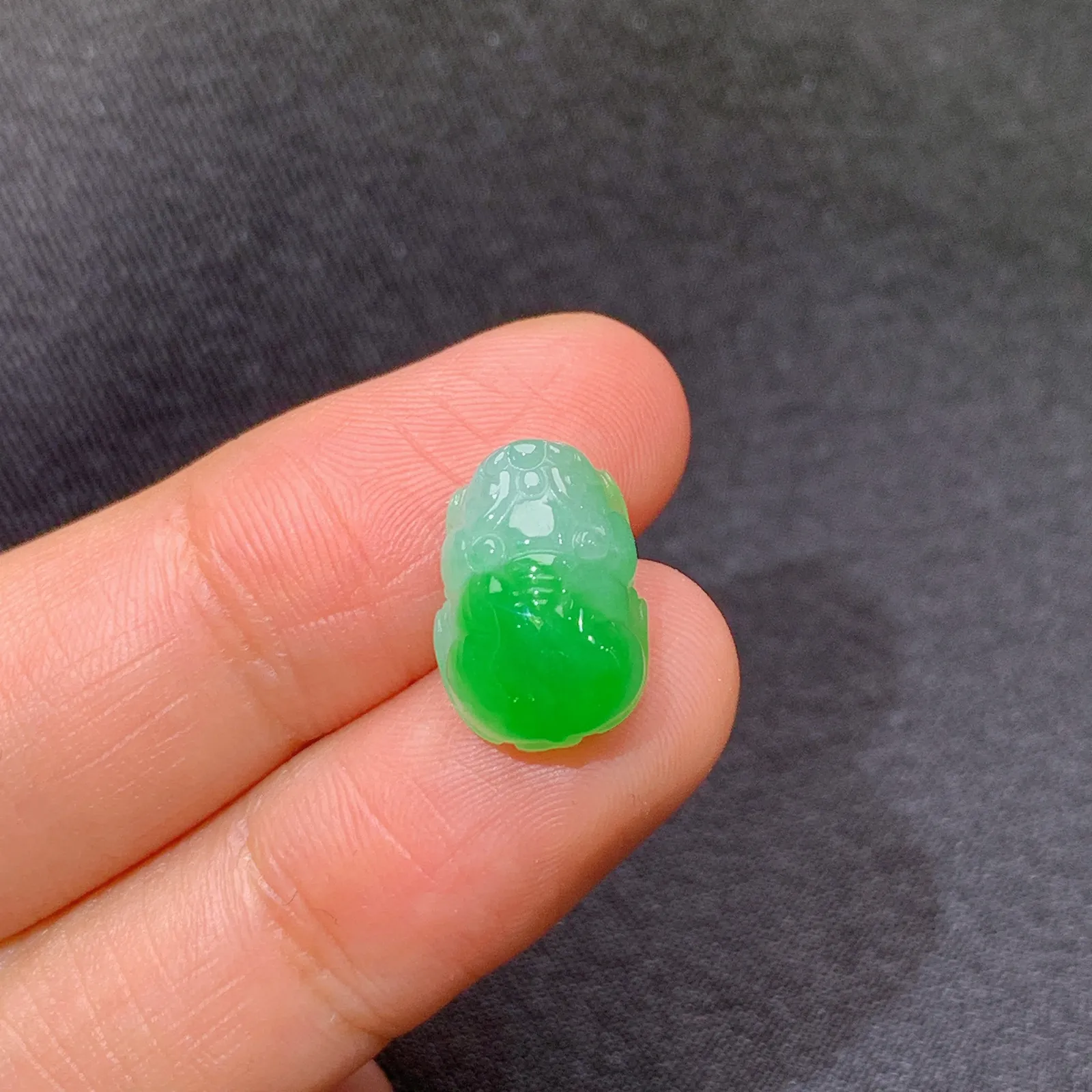 冰飘绿貔貅，冰润色阳，玉质细腻，种水足 尺寸13.5*9.2*5.2