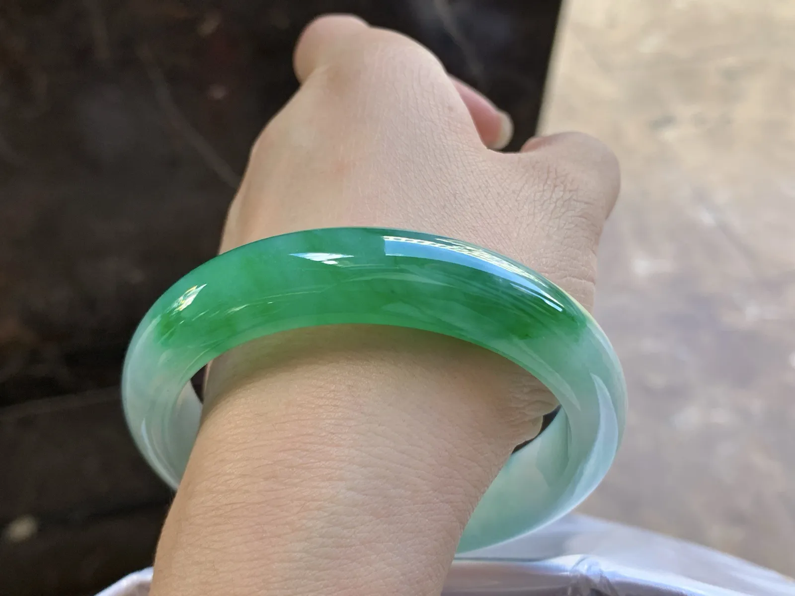 59-14-8.8

浓绿色手镯^_^颜色鲜艳 玉质温润