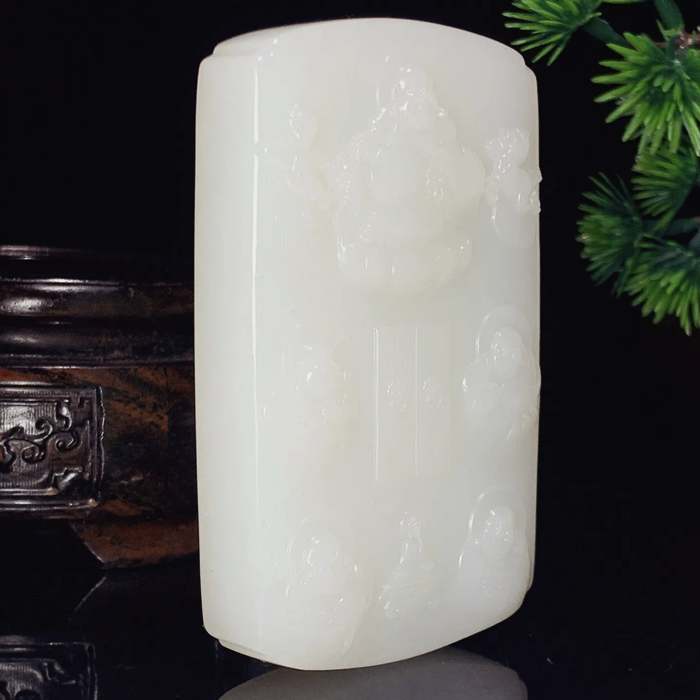 新疆和田玉羊脂白玉五方佛手把牌。尺寸90/55/17重213克 白度一级。无裂无杂 玉质细腻油润 底色纯净 脂粉好，品质好。lt251027