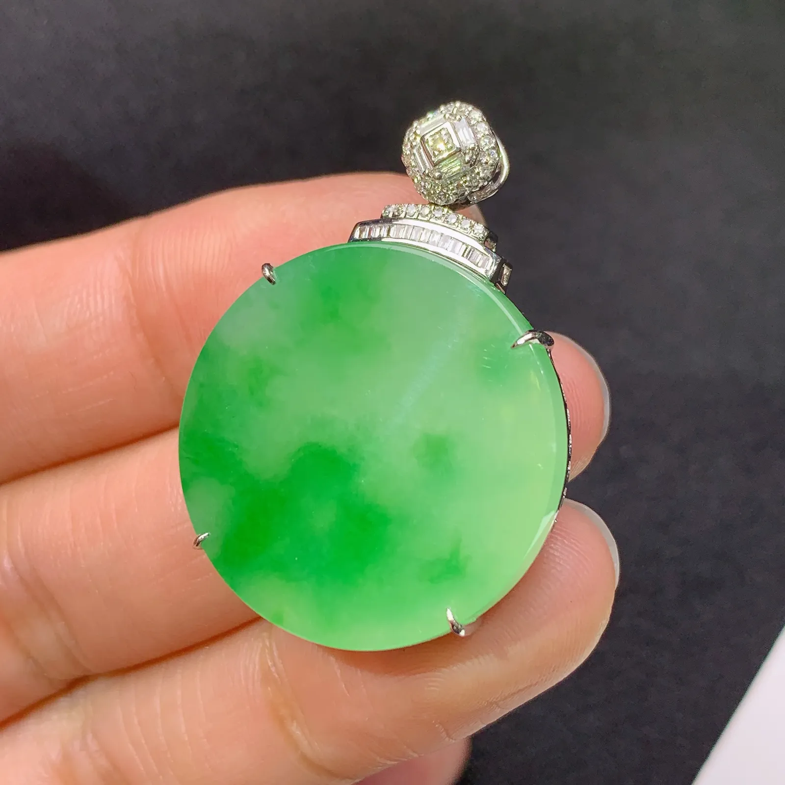 飘绿圆牌吊坠，18k金镶嵌，冰润色阳，玉质细腻，种水足 尺寸33.7*24.3*6