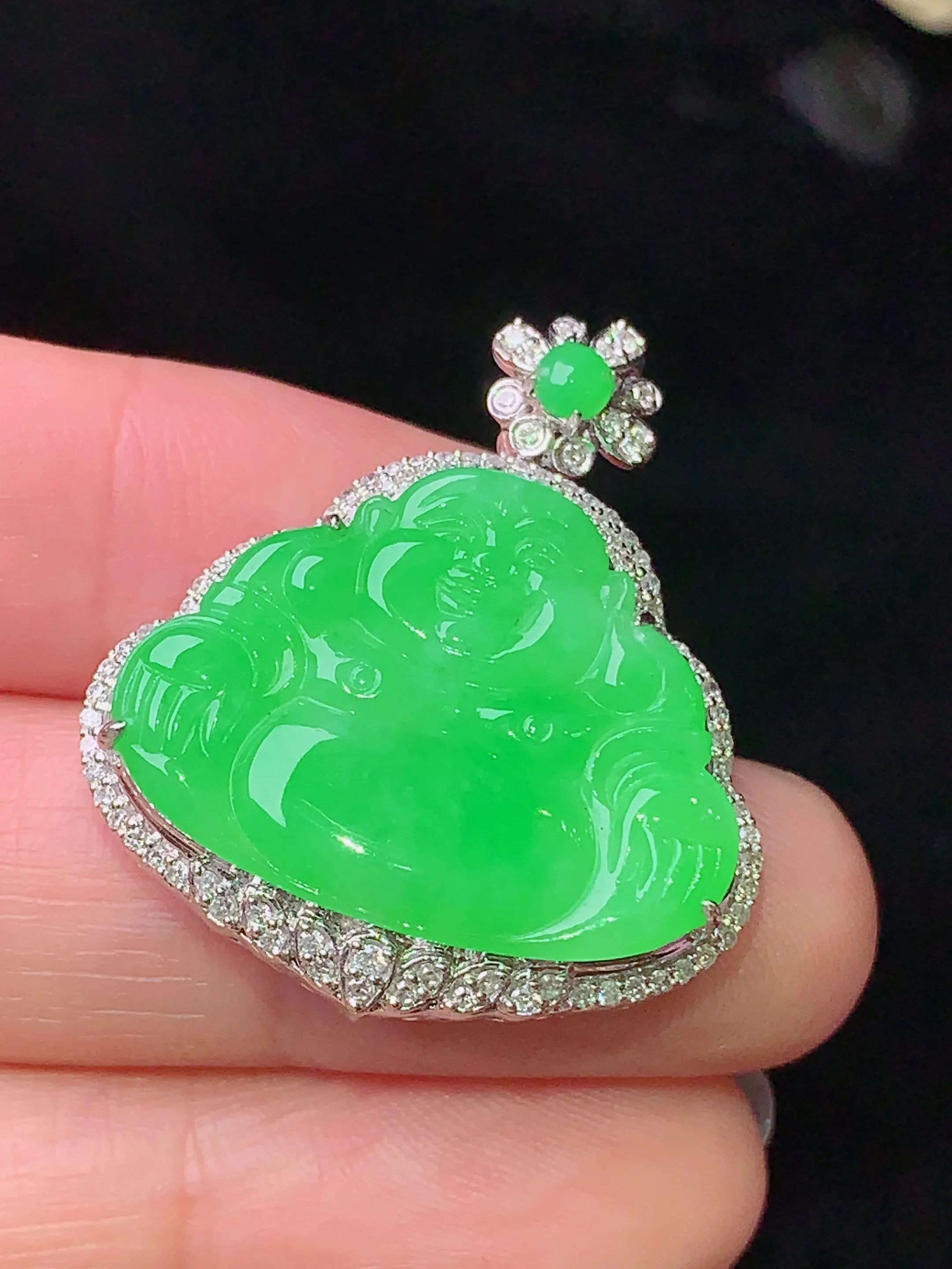 18k金钻镶嵌翠绿佛公吊坠 玉质细腻 水润亮眼 色泽艳丽 整体尺寸30.2*26.5*7.7