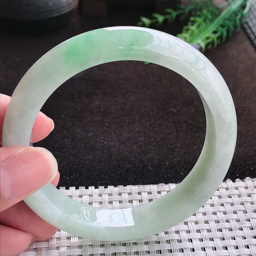 自然光62/13/9.2大圈口老坑秀气温润飘绿手镯宽边翡翠玉镯手环