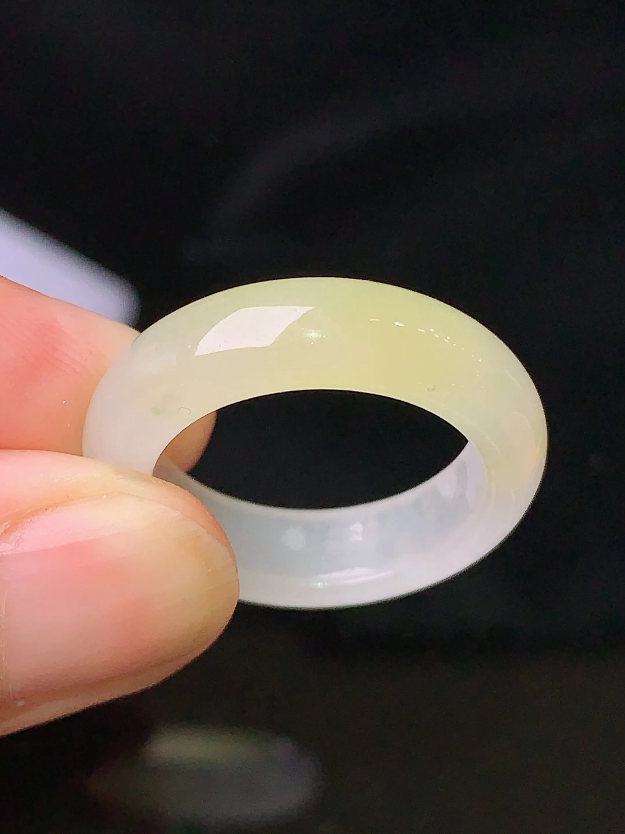 飘黄翡指环 玉质细腻 水润亮眼 色泽艳丽 圈口14.5 整体尺寸24.5*5.9*3.8