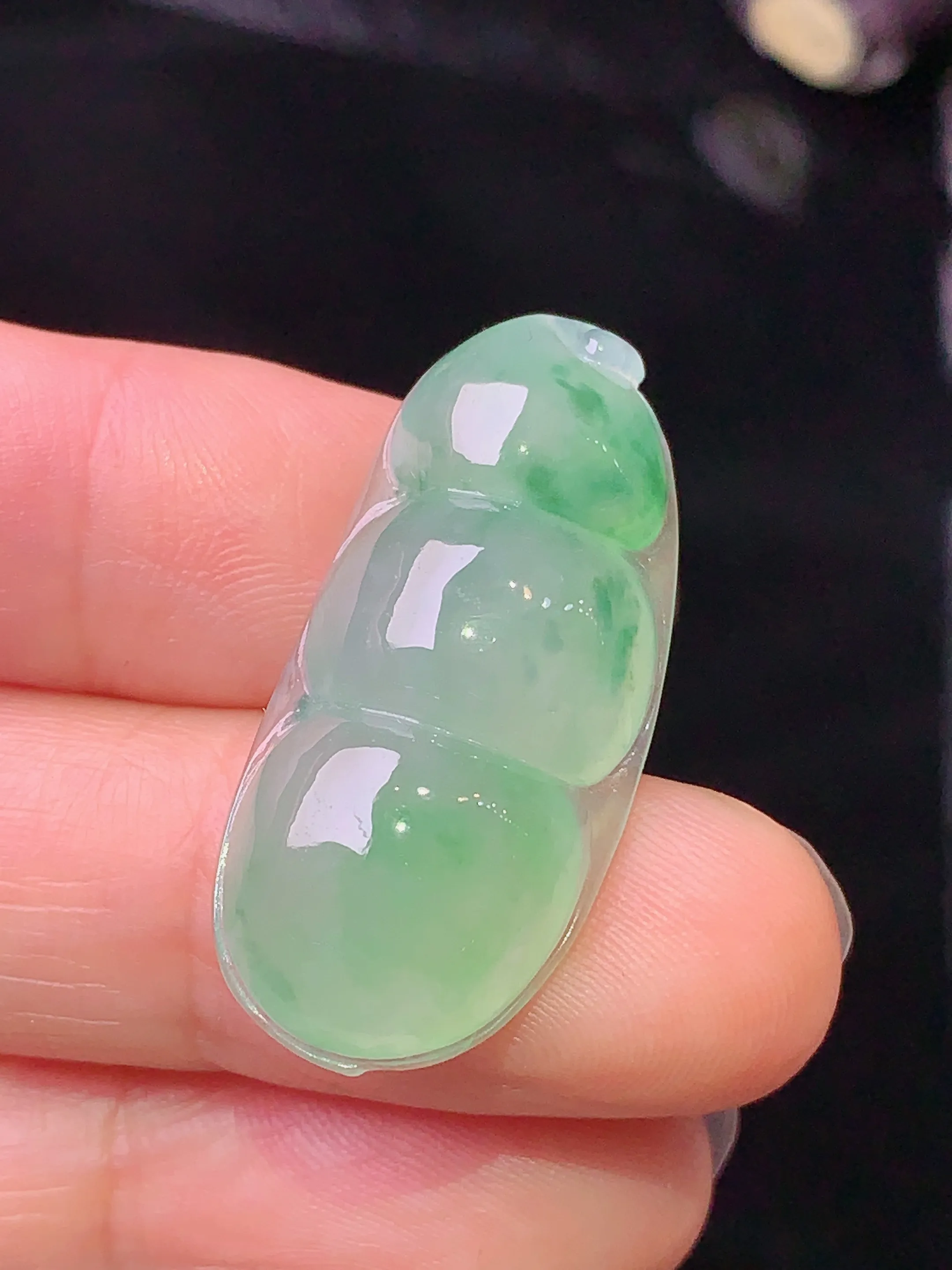 飘绿四季豆吊坠 玉质细腻 水润亮眼 色泽艳丽 整体尺寸31*14*7.3