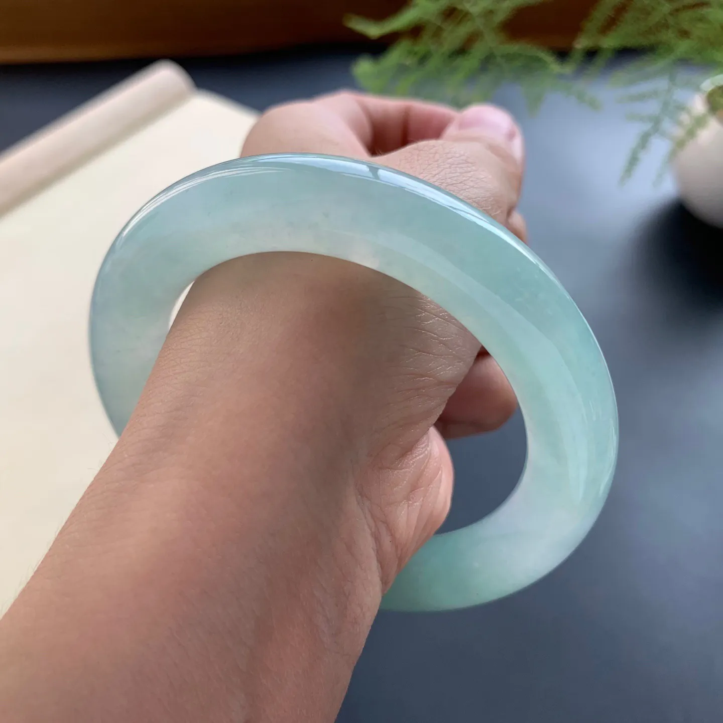 57.3圈口冰晴底圆条手镯 尺寸：57.3-11-11.5，无纹裂，水润细腻，胶感十足