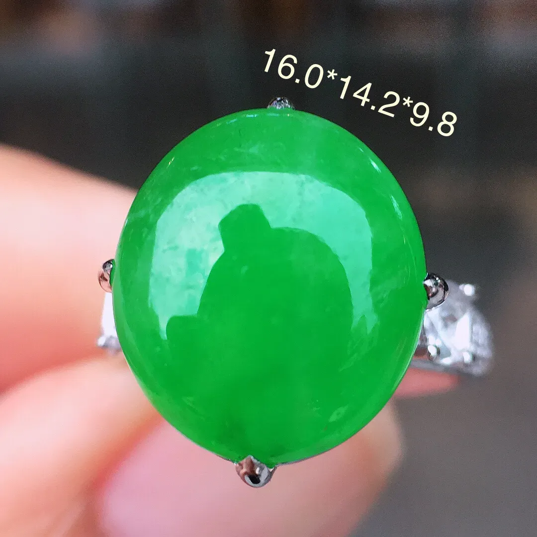 阳绿蛋面戒指，色泽均匀艳丽，玉质细腻，荧光感超
强，饱满圆润，简单大方，尽显优雅气质，18k
金豪华镶嵌