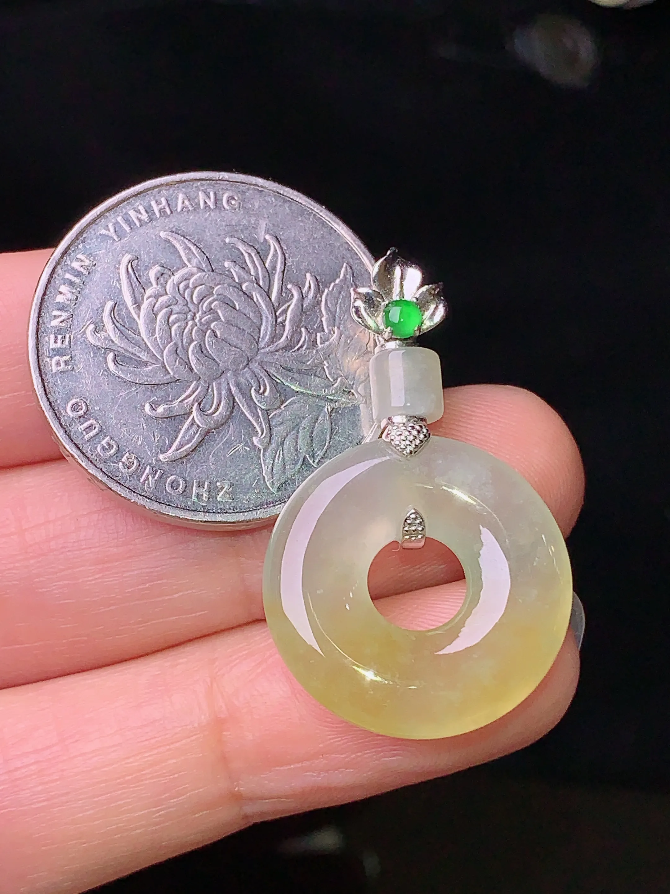 18k金钻镶嵌飘黄翡平安环吊坠 玉质细腻 水润亮眼 色泽艳丽 整体尺寸31.8*19.5*4