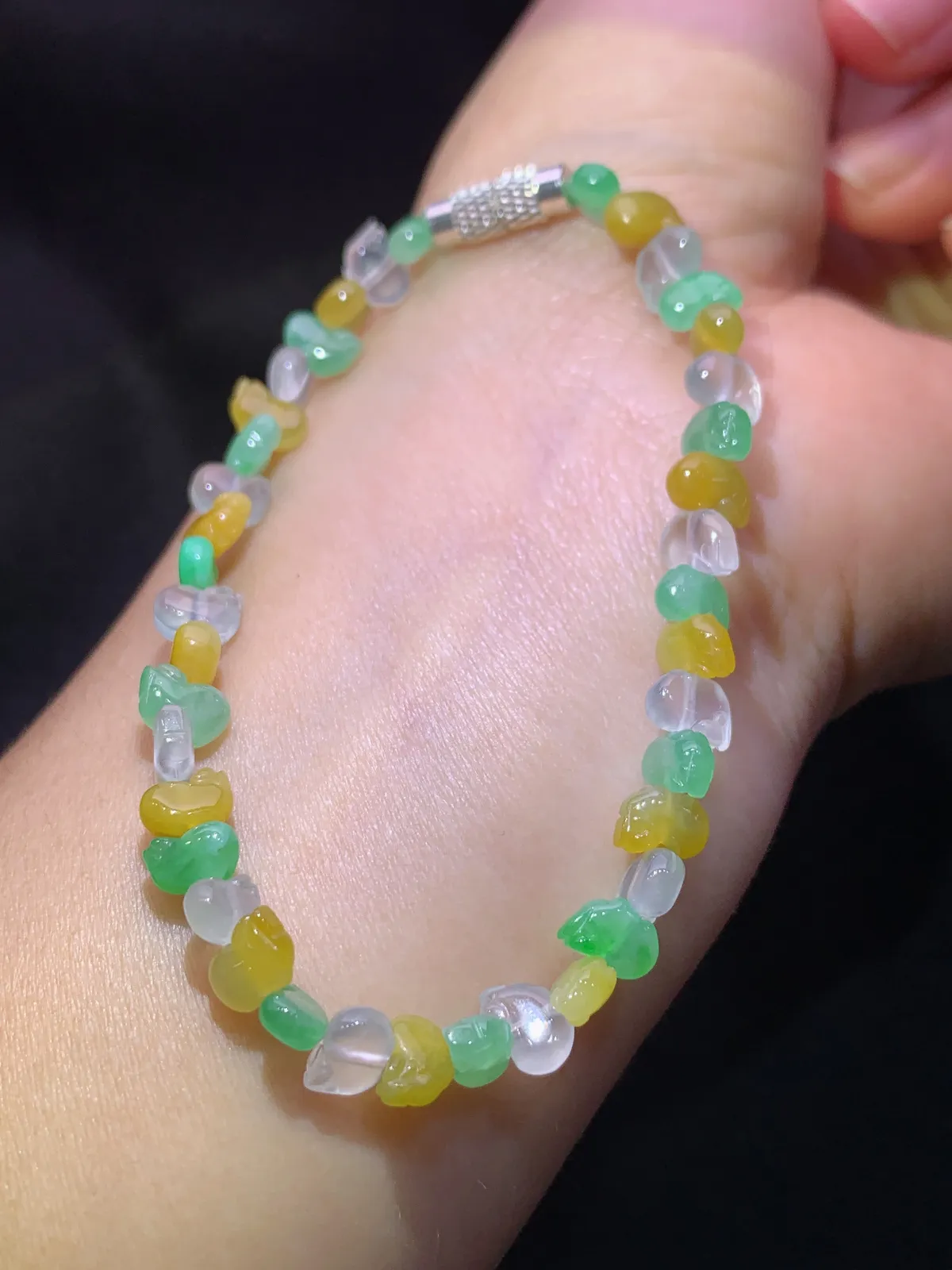 冰种三彩小猪手串，手链，冰润鲜艳，玉质细腻，种水足，尺寸6.1*4*2.8