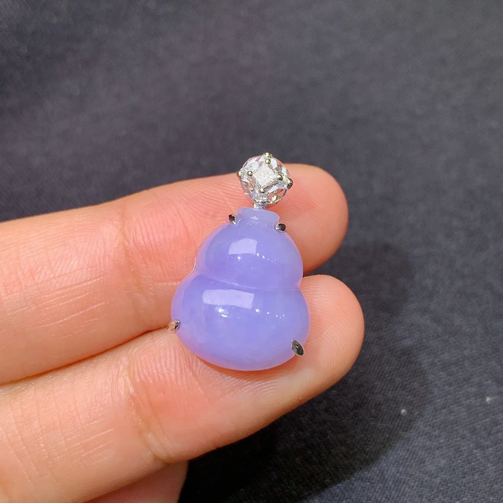 紫罗兰葫芦吊坠，18k金镶嵌，温润细腻，颜色鲜艳  尺寸20.8*13.1*7.7