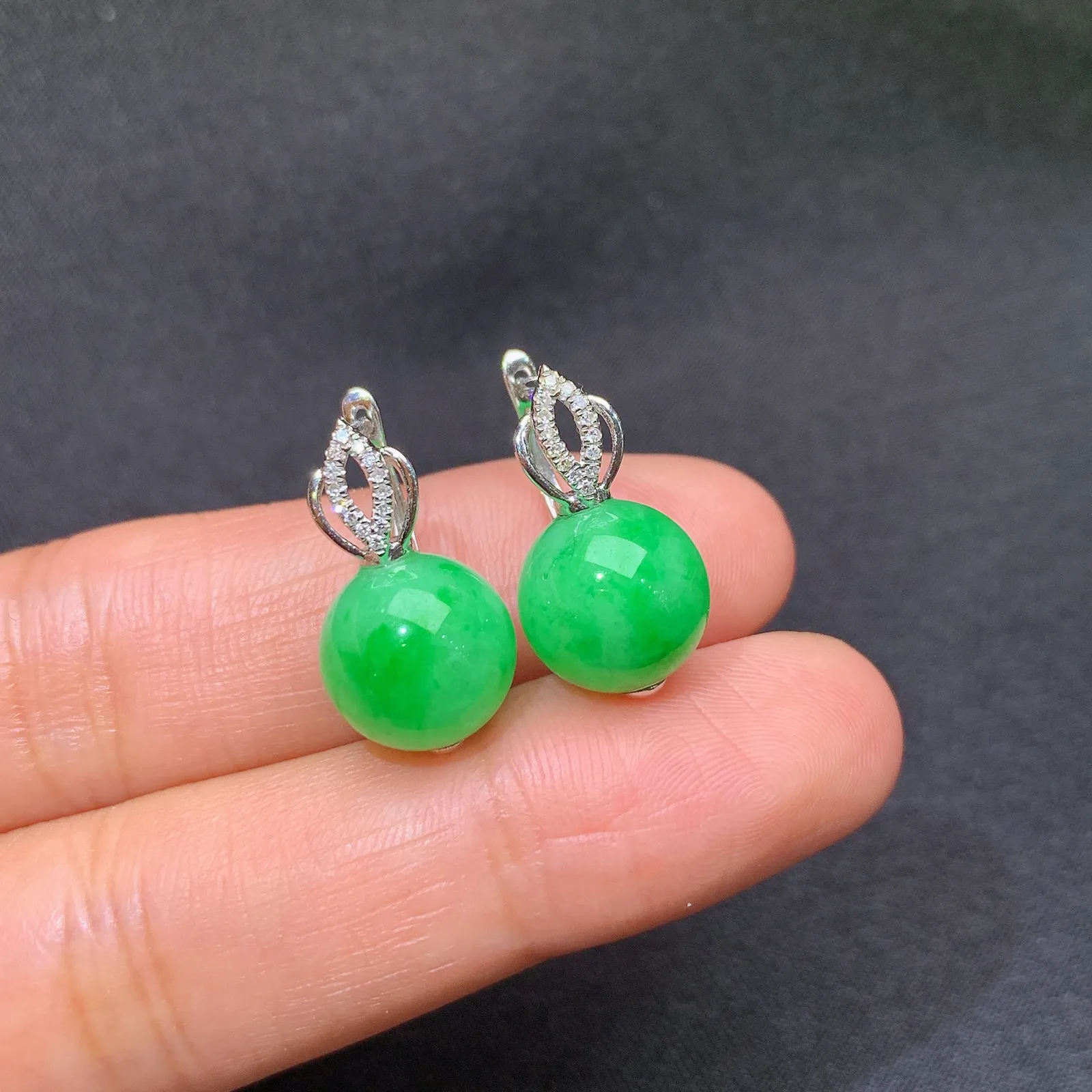 阳绿圆珠耳坠，18k金镶嵌，简约时尚，冰润色阳，种水足 直径10