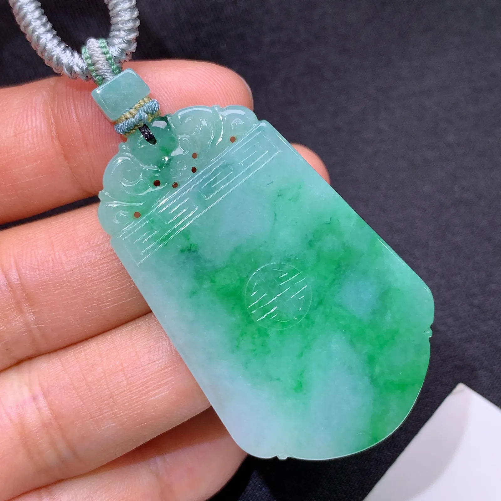 飘绿无事牌，冰润色阳，厚装种老，种水足 尺寸45.2*28.6*3.9