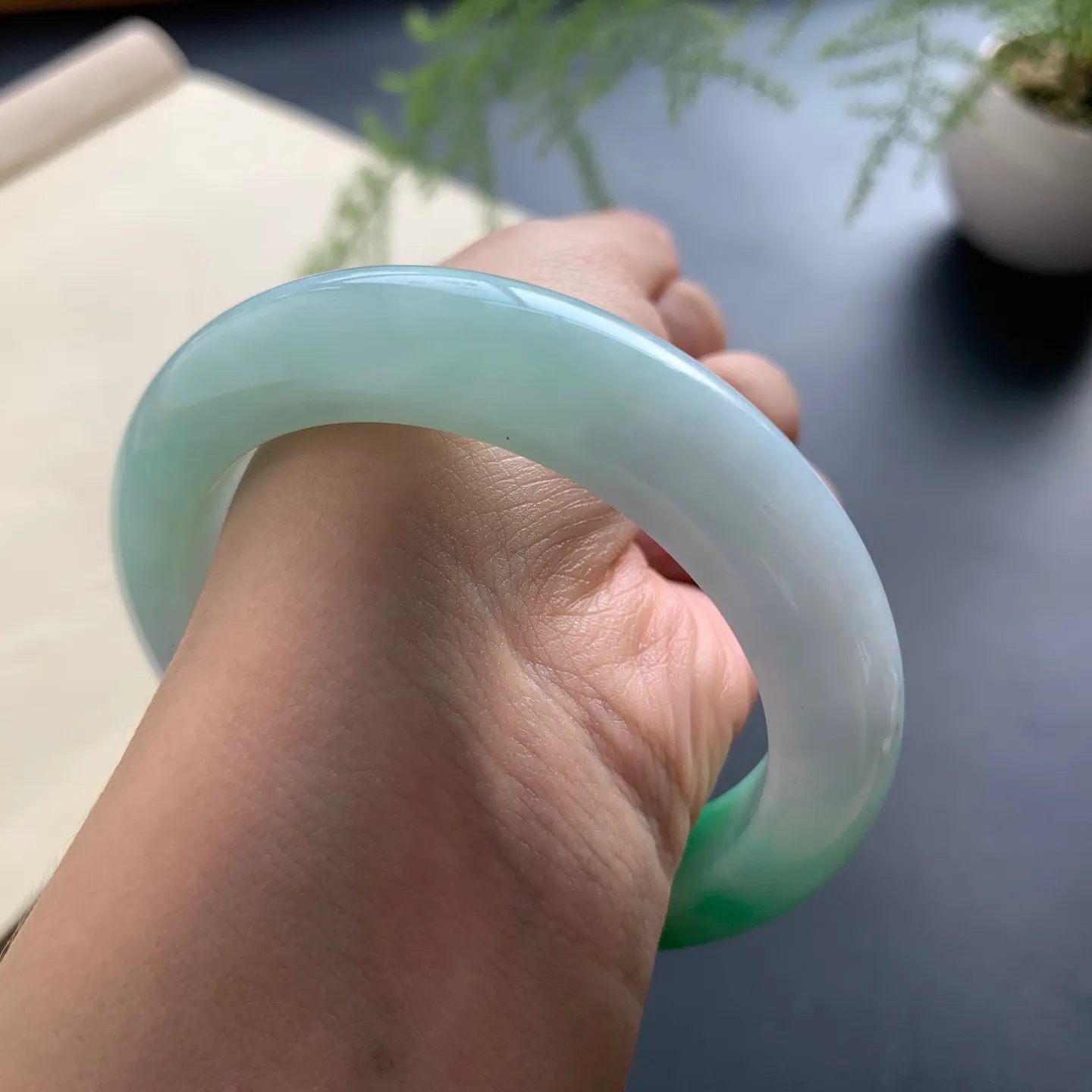 55圈口飘绿正圈手镯 尺寸：55-12.2-9.8，无纹裂，色泽靓丽，优美迷人