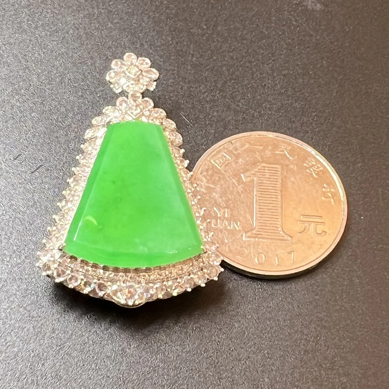 满绿方牌色阳、厚装，整体尺寸40.5*25.9*12.5 裸石尺寸22.5*20*2.5