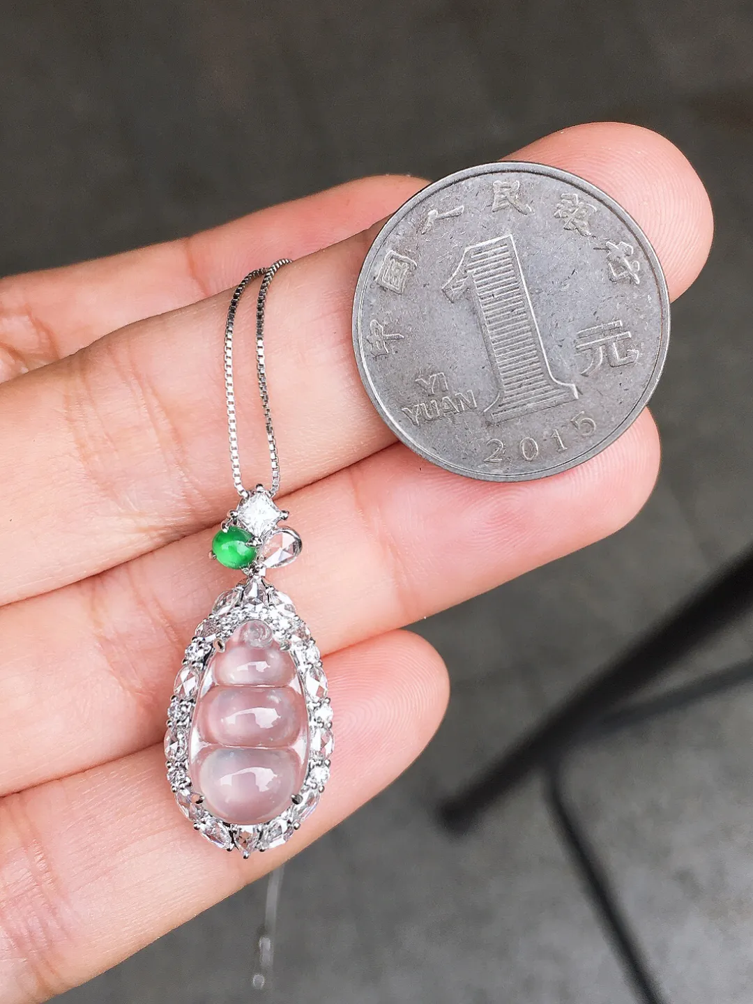 玻璃种福豆吊坠，玉质细腻，荧光感超
强，饱满圆润，尽显优雅气质，18k
金豪华镶嵌