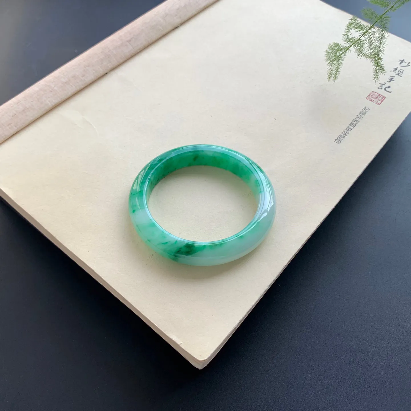 53.3圈口辣绿正圈手镯 尺寸：53.3–1-8.8，无纹裂，细腻光滑，色辣靓丽