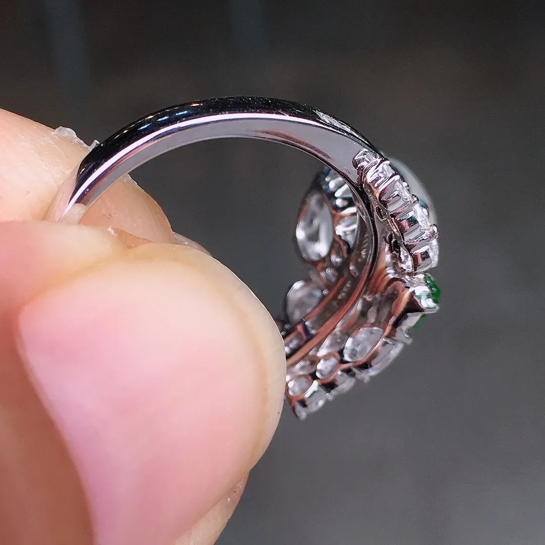 玻璃种蛋面戒指，玉质细腻，荧光感超
强，饱满圆润，尽显优雅气质，18k
金豪华镶嵌