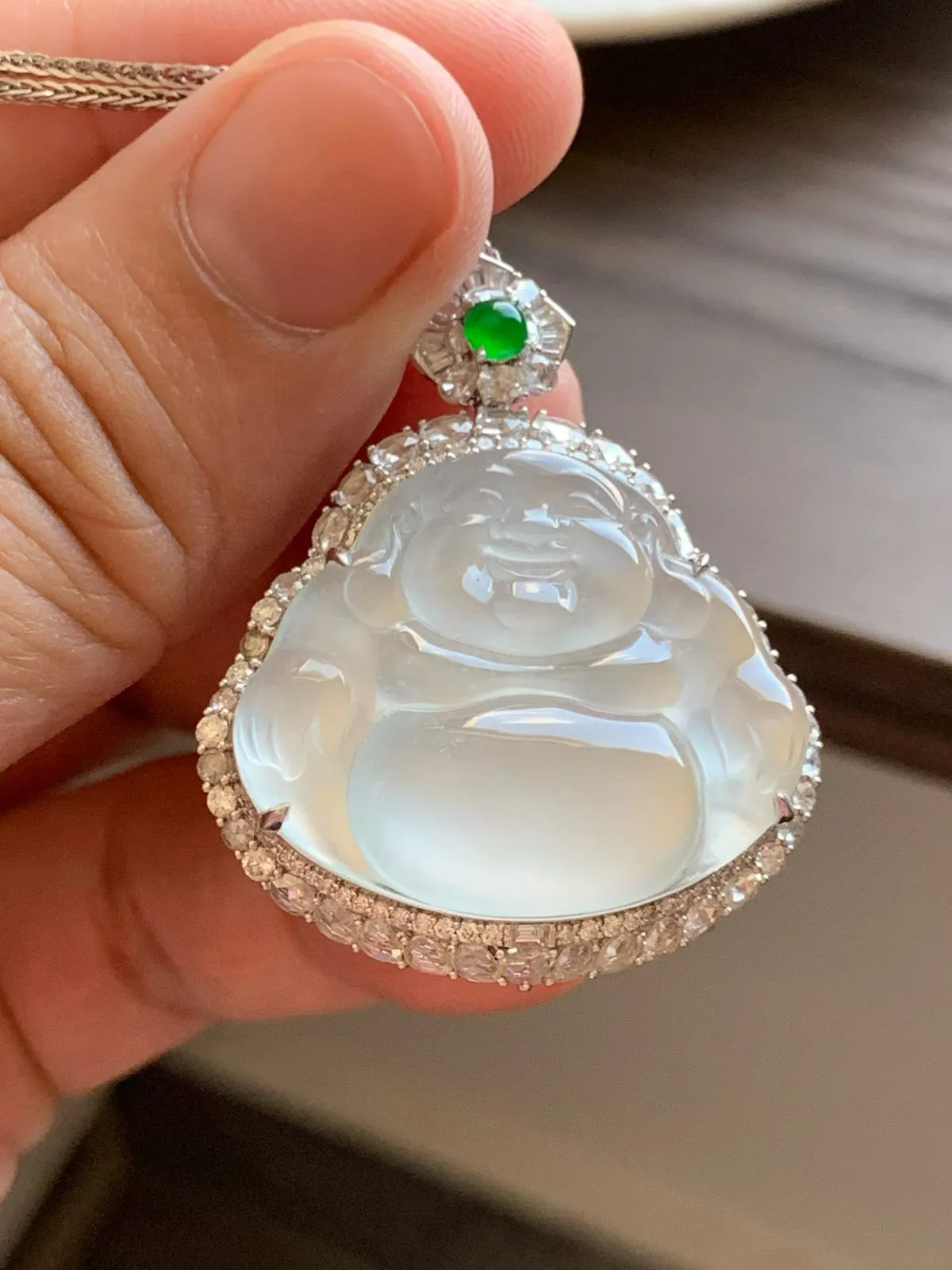 高冰种佛公
裸石24*29.5*4.5 整体尺寸38.5*32.5*12
18k金钻石镶嵌