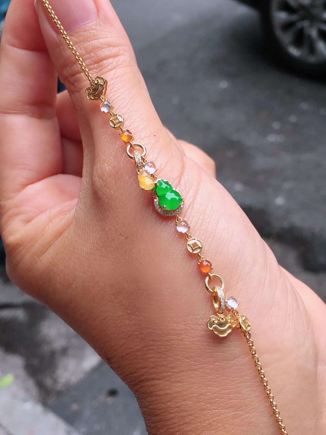 阳绿葫芦手链，色泽均匀艳丽，玉质细腻，荧光感超
强，饱满圆润，尽显优雅气质，18k
金豪华镶嵌