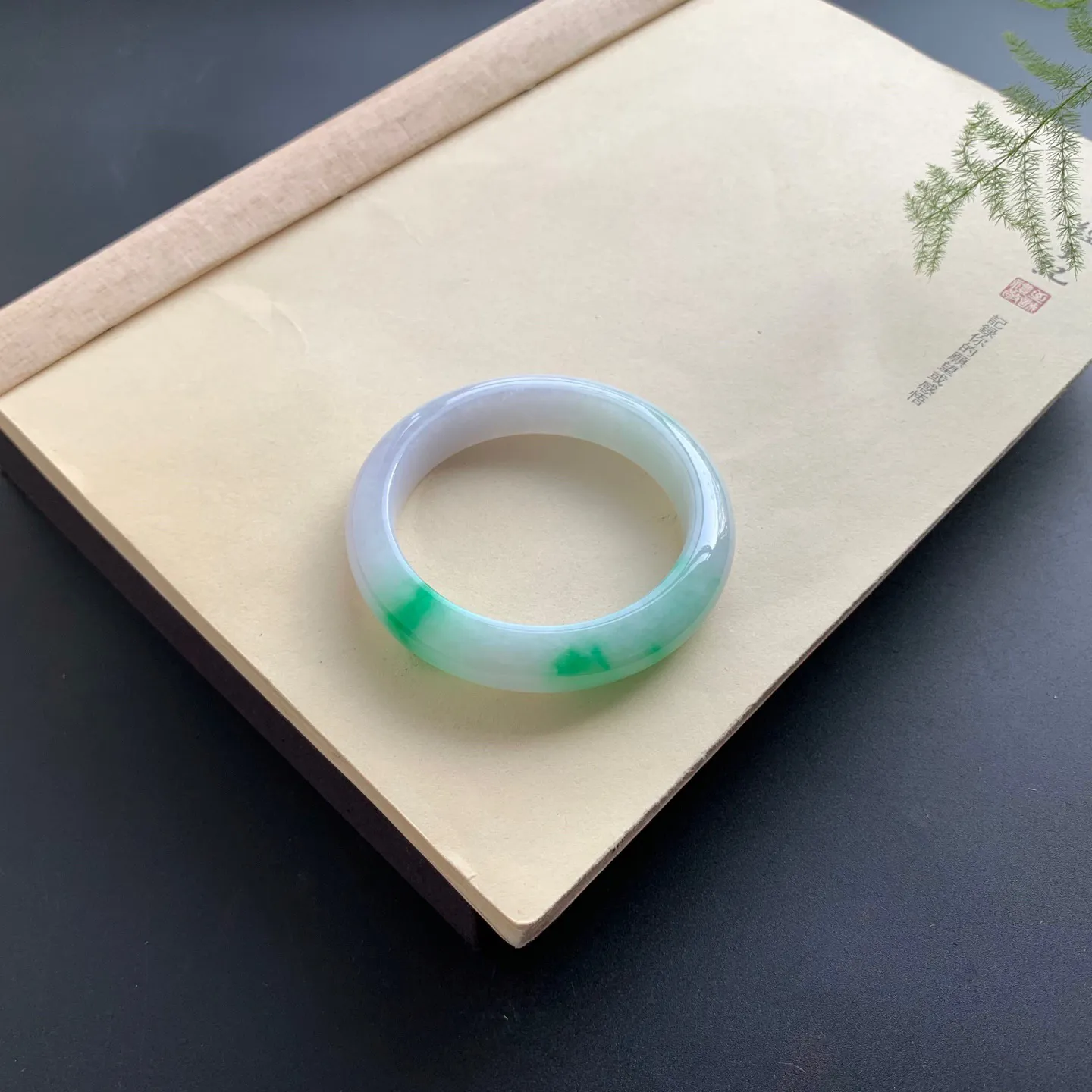 54.8圈口飘绿正圈手镯 尺寸：54.8-13-9.2，无纹裂，细腻光滑，色辣靓丽