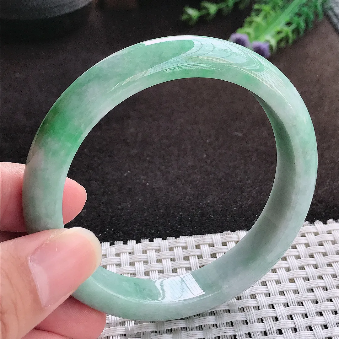 自然光59.5/12.2/8.3老坑精美温润飘绿手镯宽边翡翠玉镯手环