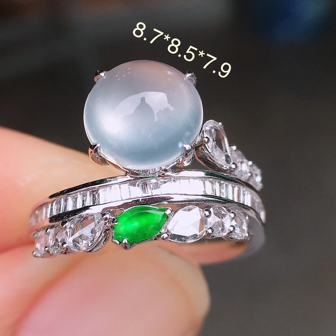 玻璃种蛋面戒指，玉质细腻，荧光感超
强，饱满圆润，尽显优雅气质，18k
金豪华镶嵌