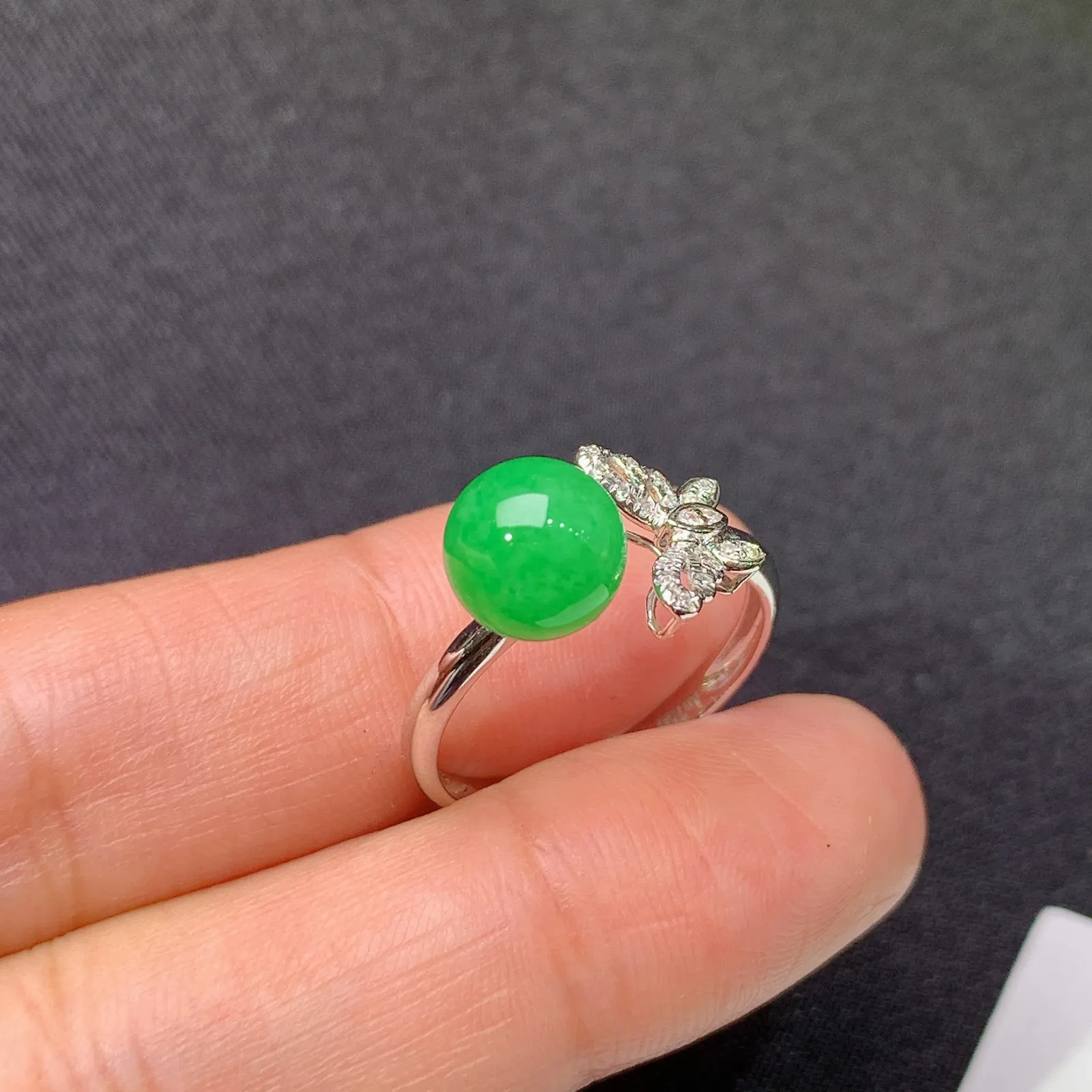 阳绿圆珠戒指，18k金镶嵌，简约时尚，冰润色阳，种水足，圈口14 直径7.6