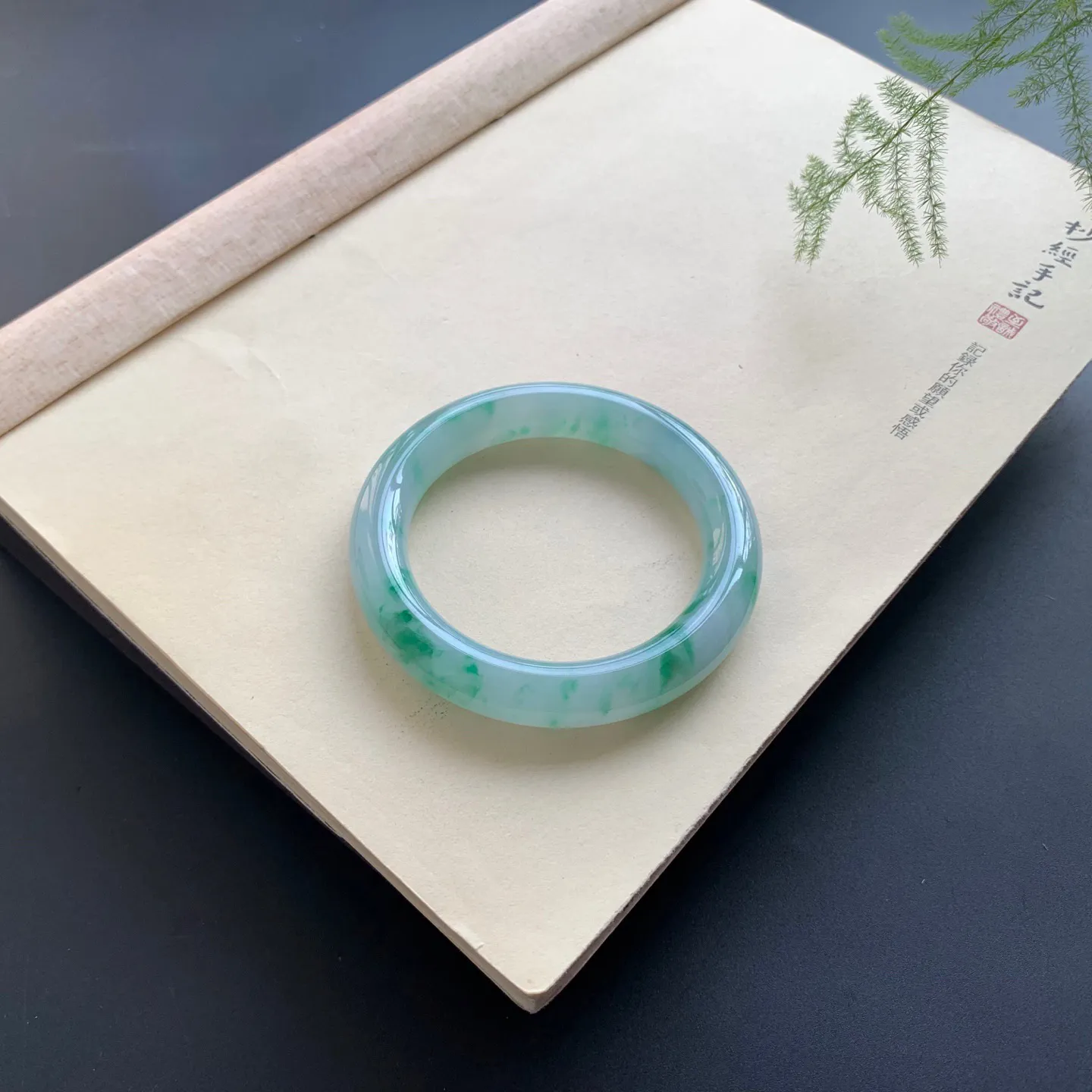 57圈口冰飘绿圆条手镯 尺寸：57-11.6-11.3，色泽靓丽，水润起胶