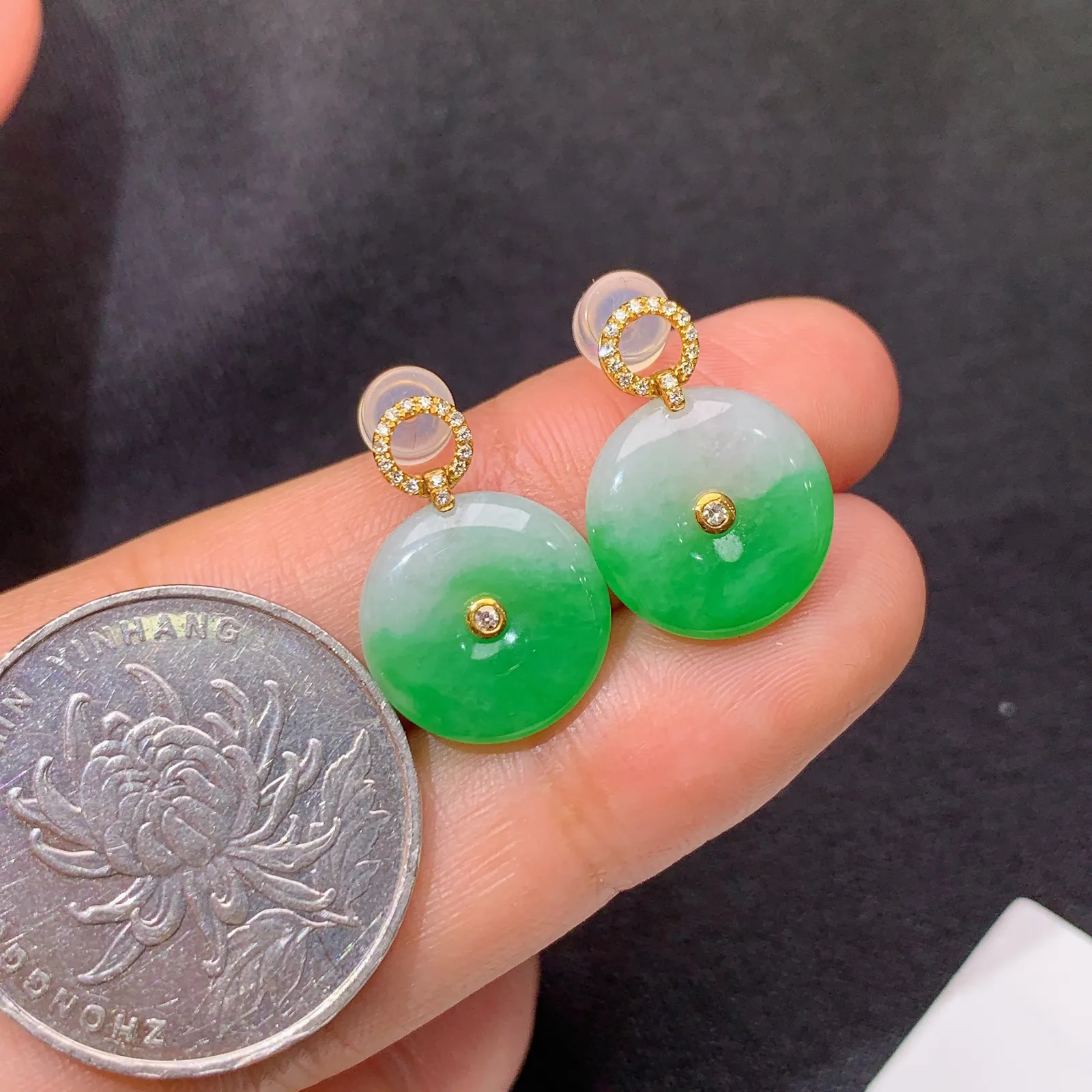 飘绿平安扣耳坠 18k金镶嵌，简约时尚，冰润色阳，种水足 尺寸12.9*3.3