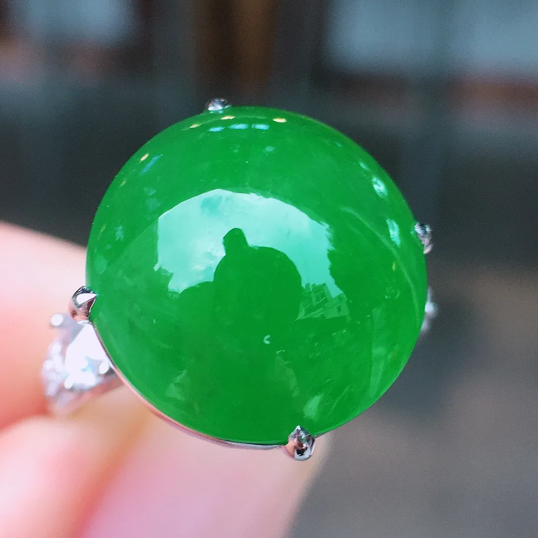 阳绿蛋面戒指，色泽均匀艳丽，玉质细腻，荧光感超
强，饱满圆润，尽显优雅气质，18k
金豪华镶嵌