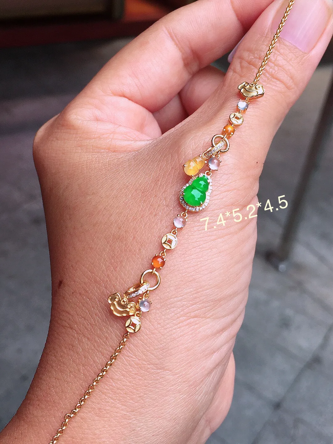 阳绿葫芦手链，色泽均匀艳丽，玉质细腻，荧光感超
强，饱满圆润，尽显优雅气质，18k
金豪华镶嵌